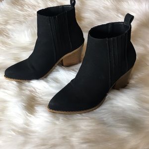 Pointed toe suede booties